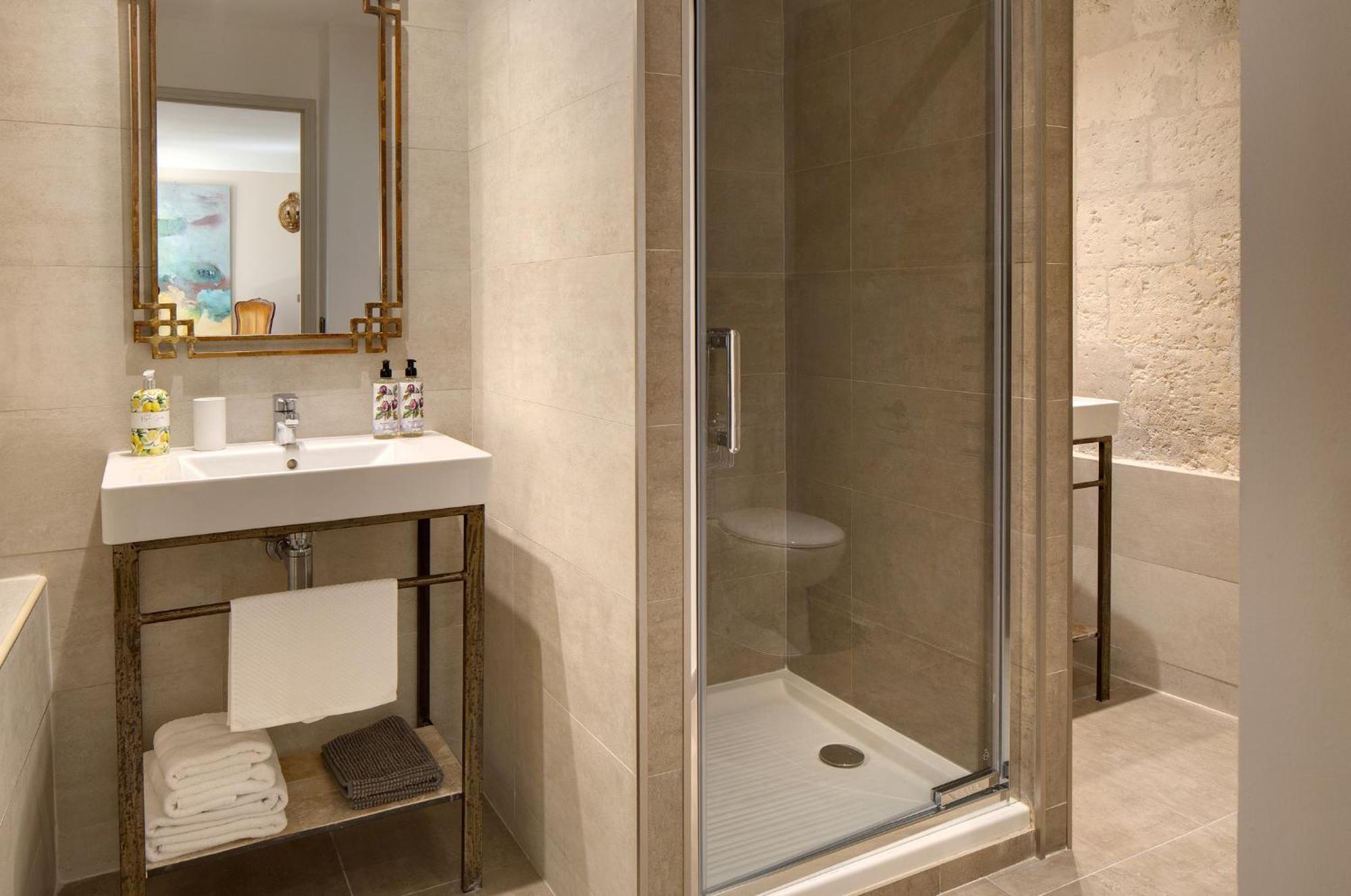 La Maison Des Augustins 4 Stars Spa Et Fitness Aviñón Habitación foto